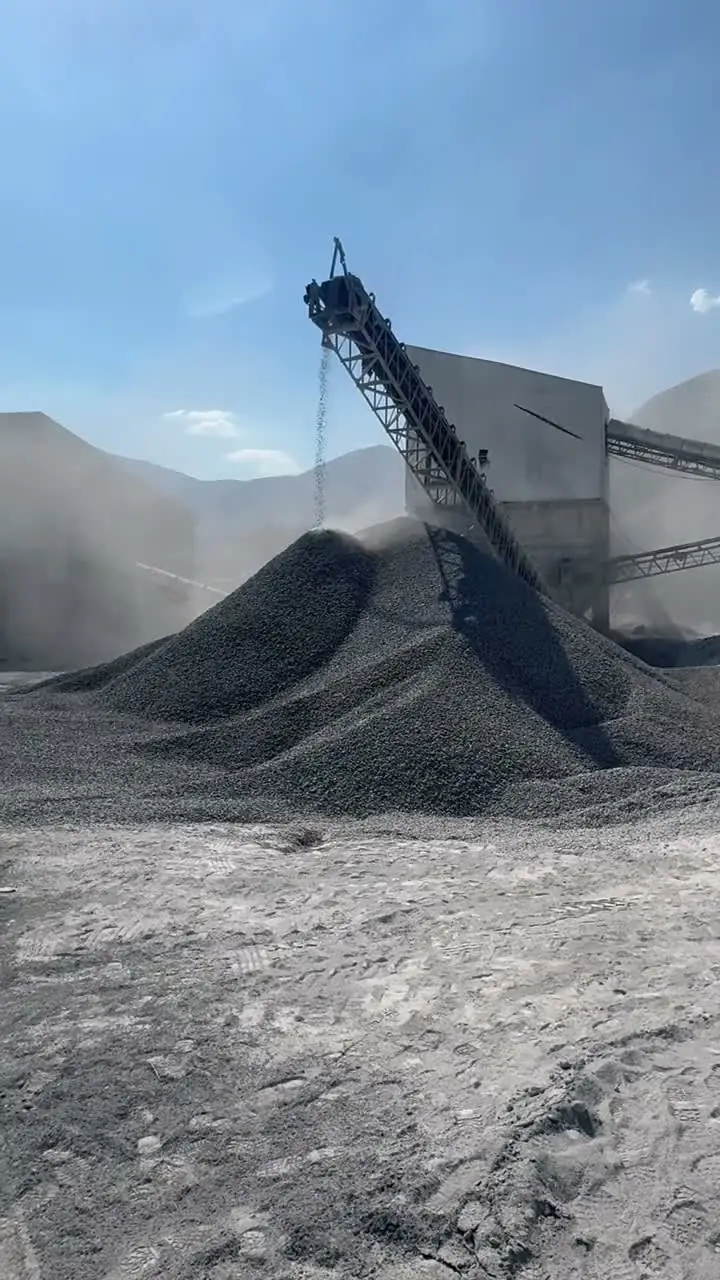 Banda transportadora descargando material en la planta